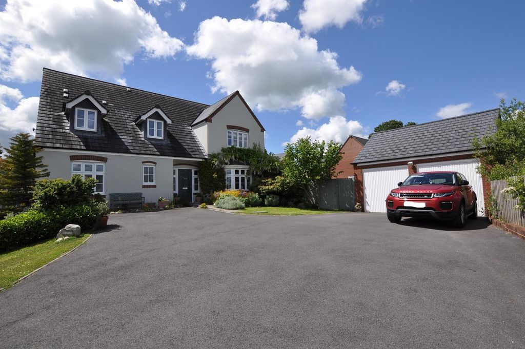 Property photo 1 of 47 Externally