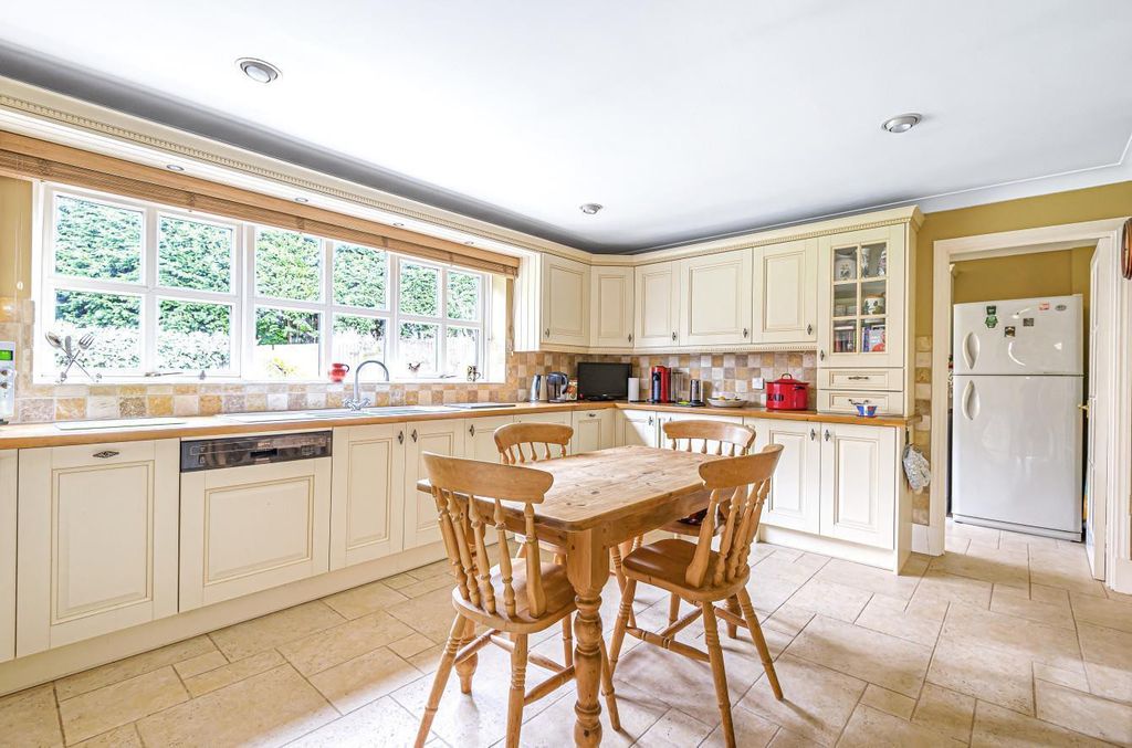 Property photo 3 of 12 Kitchen