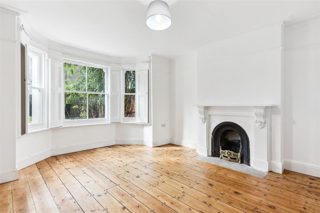 Property photo 1 of 6 52 Loftus Road, Basement Flat, W12 7En-4.Jpg