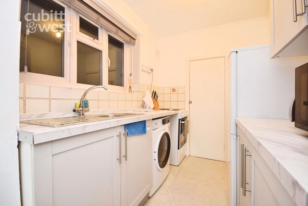 Property photo 3 of 8 Shared Kitchen