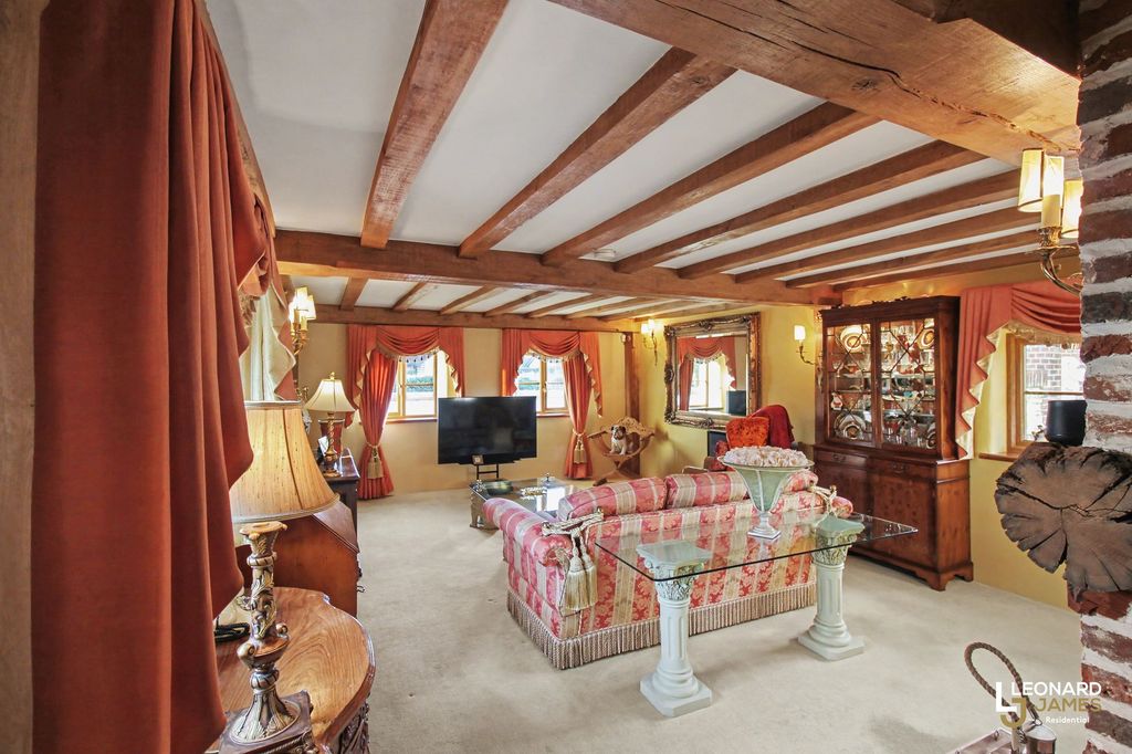 Property photo 3 of 36 Lounge