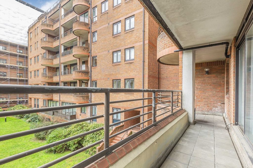 Property photo 3 of 12 Kfh_Earls_Court_L-_1