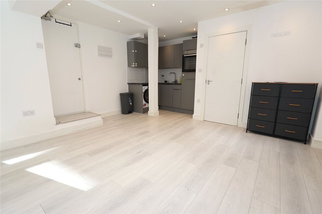 Property photo 3 of 6 Picture No. 11