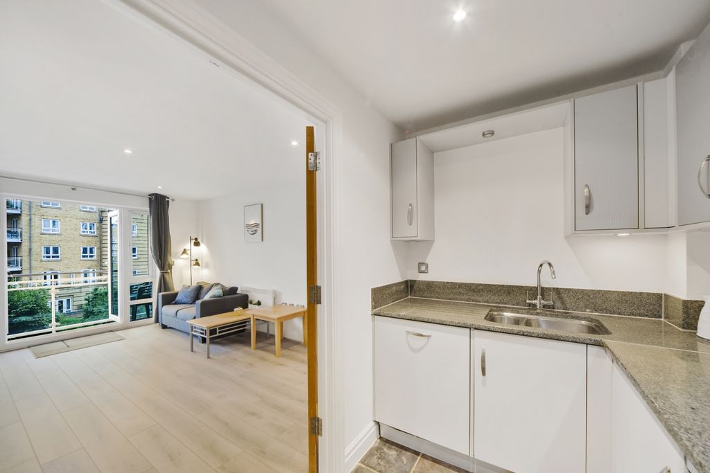 Property photo 3 of 18 St David's Square, I