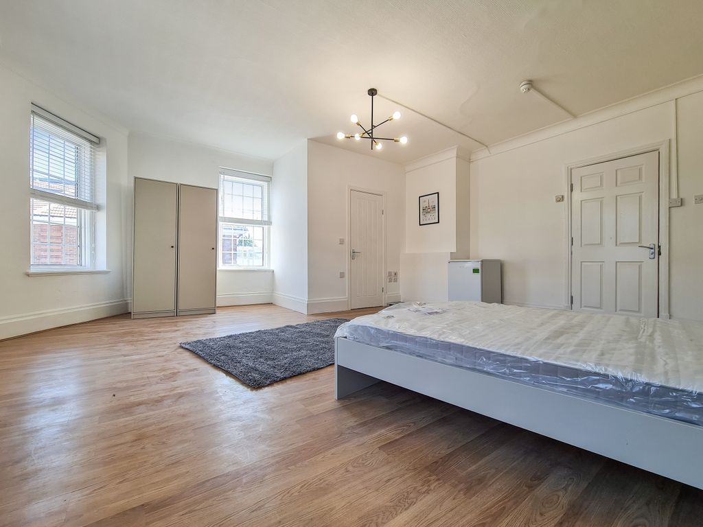 Property photo 3 of 11 Room 1 - 115A Pic 2