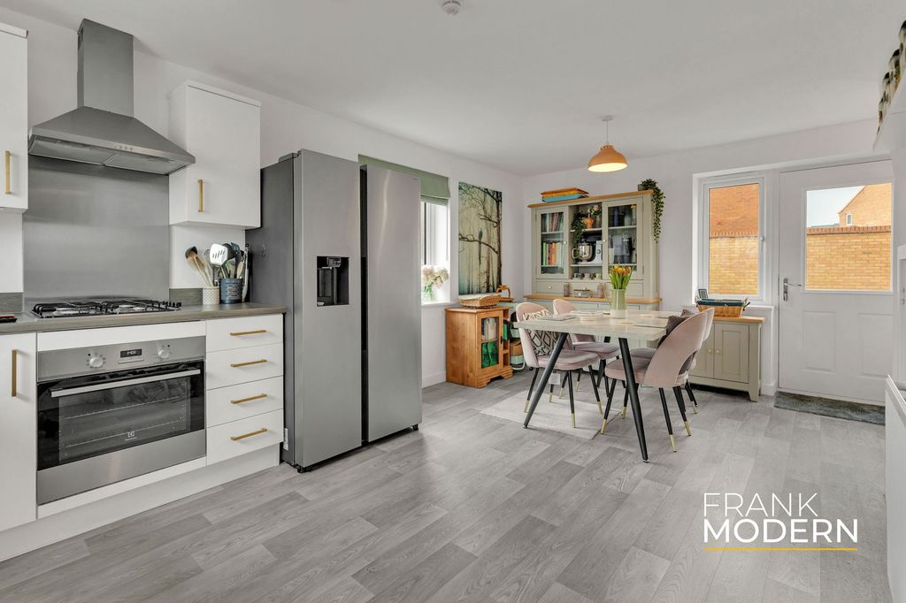 Property photo 3 of 40 Kitchen / Diner