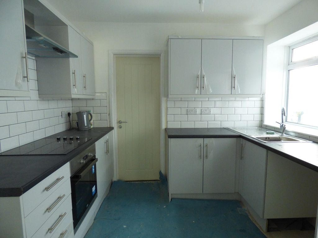 Property photo 3 of 9 Kitchen