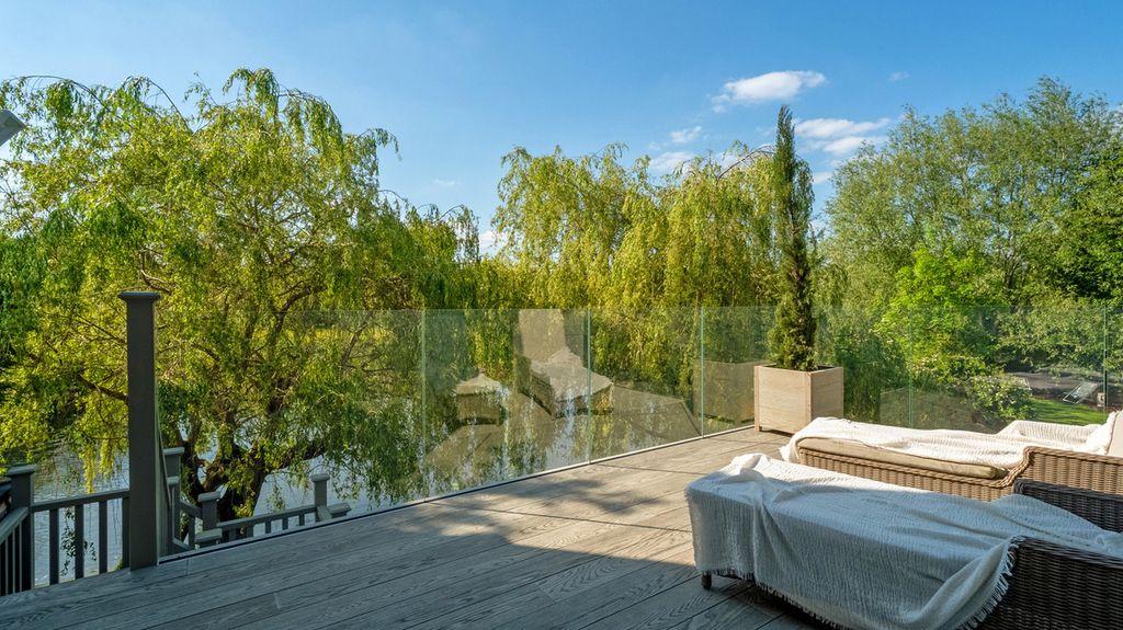 Property photo 2 of 37