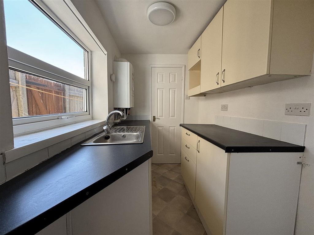 Property photo 3 of 9 Kitchen