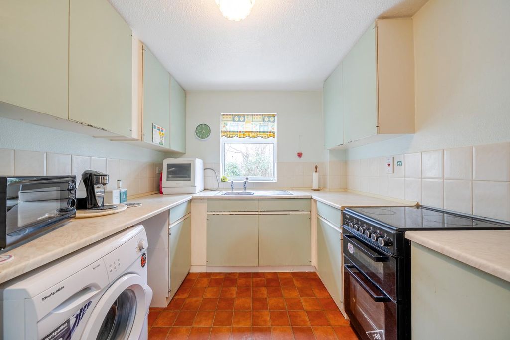 Property photo 3 of 10 Kitchen