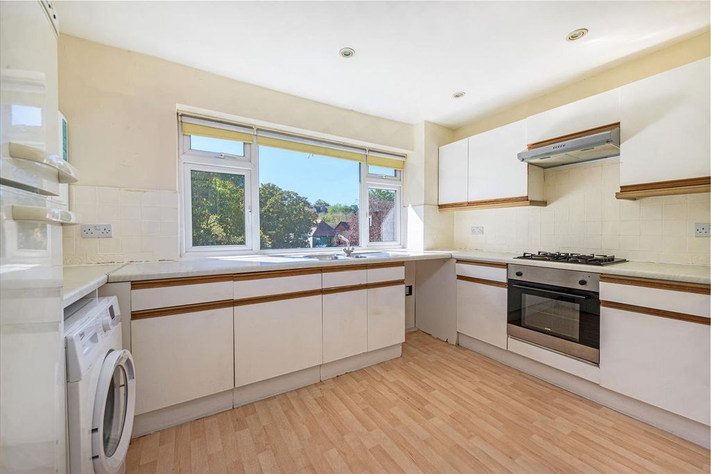 Property photo 3 of 10 5 Vandyke Close Kit.Jpg