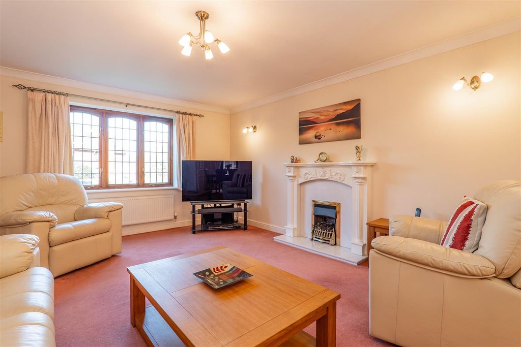 Property photo 2 of 43 Lounge