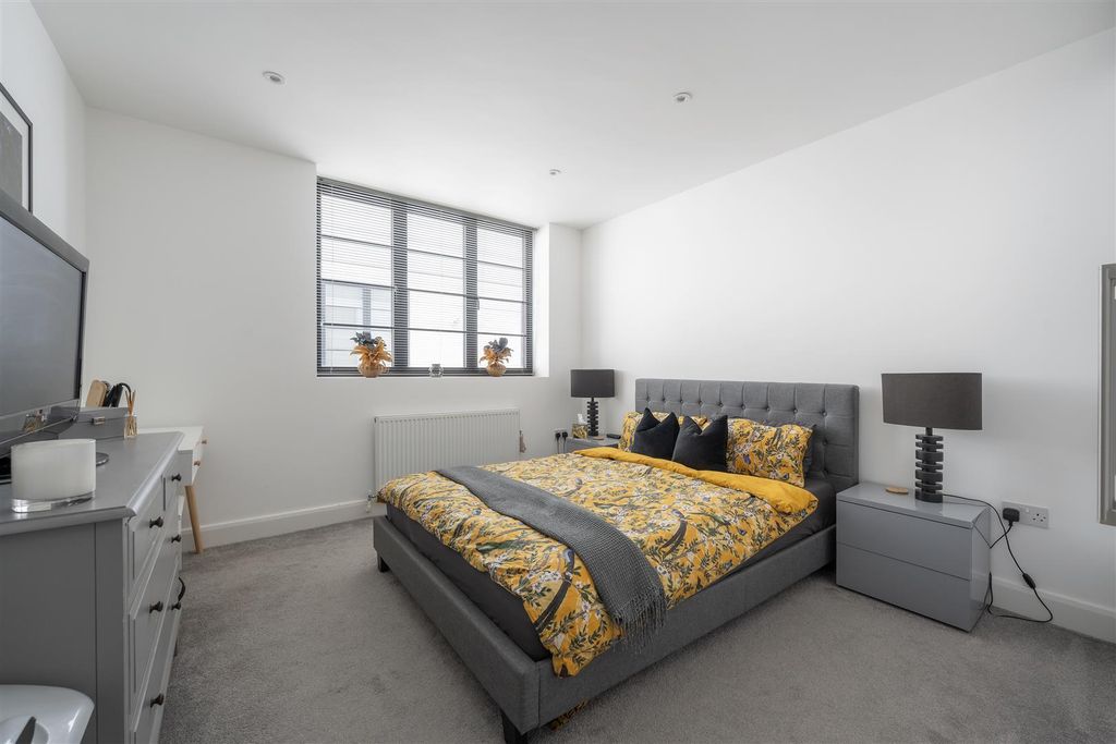 Property photo 3 of 13 Maybank Road, E18