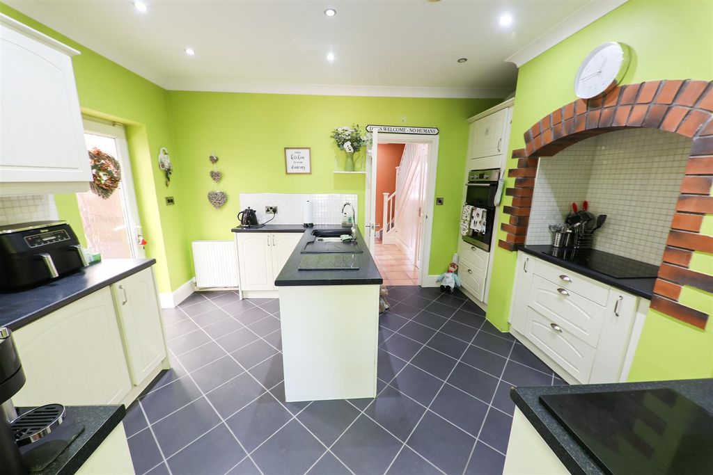 Property photo 3 of 25 Kitchen
