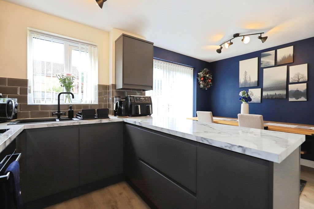Property photo 3 of 13 Fitted Kitchen