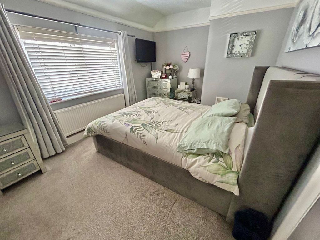 Property photo 3 of 17 Bedroom 1