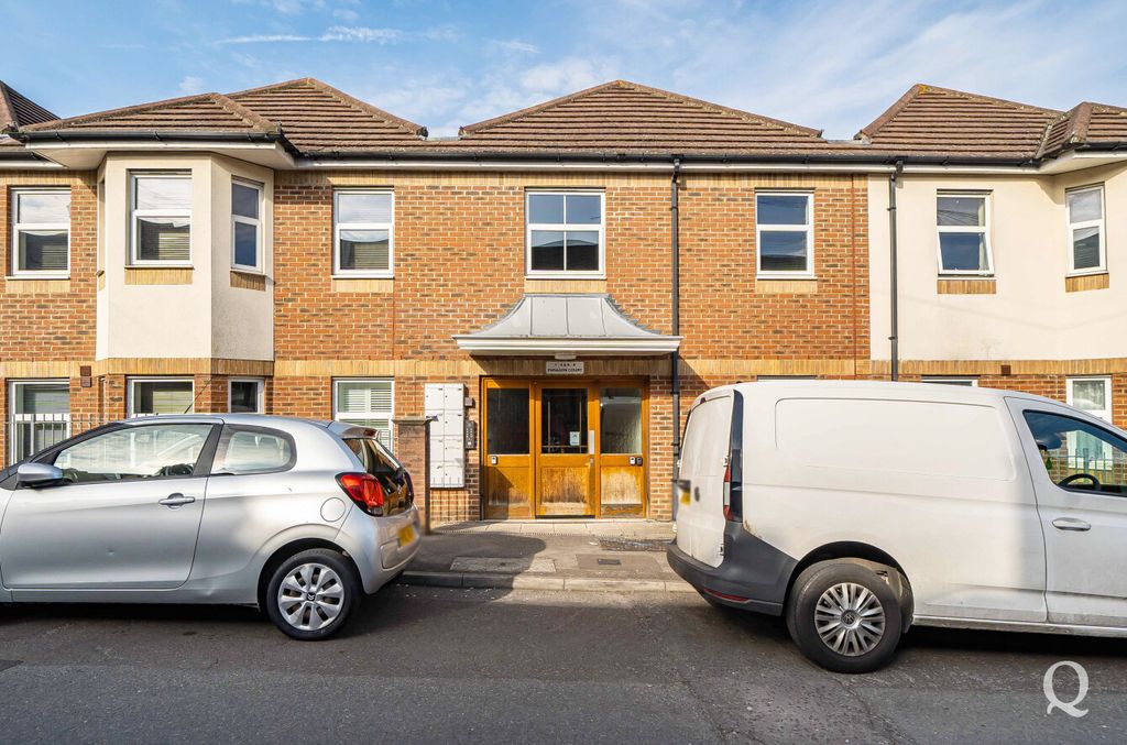 Property photo 1 of 20 8Dee93Ef-1325-475...