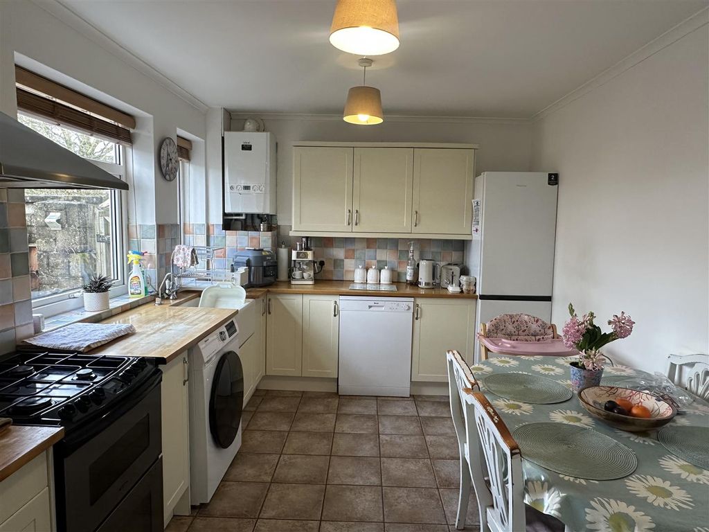 Property photo 3 of 8 Kitchen.Jpeg