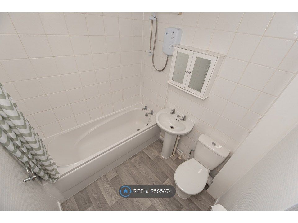 Property photo 3 of 17 Family Bathroom