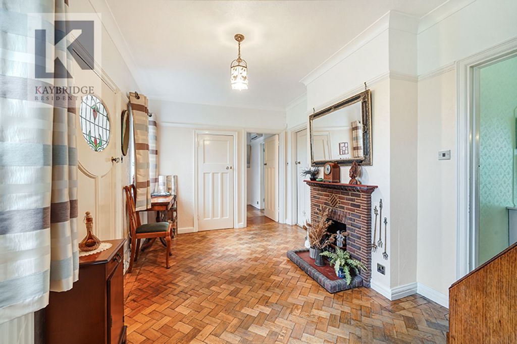 Property photo 2 of 19 Kingsmead Avenue, Worcester Park - Kt4 8Xb
