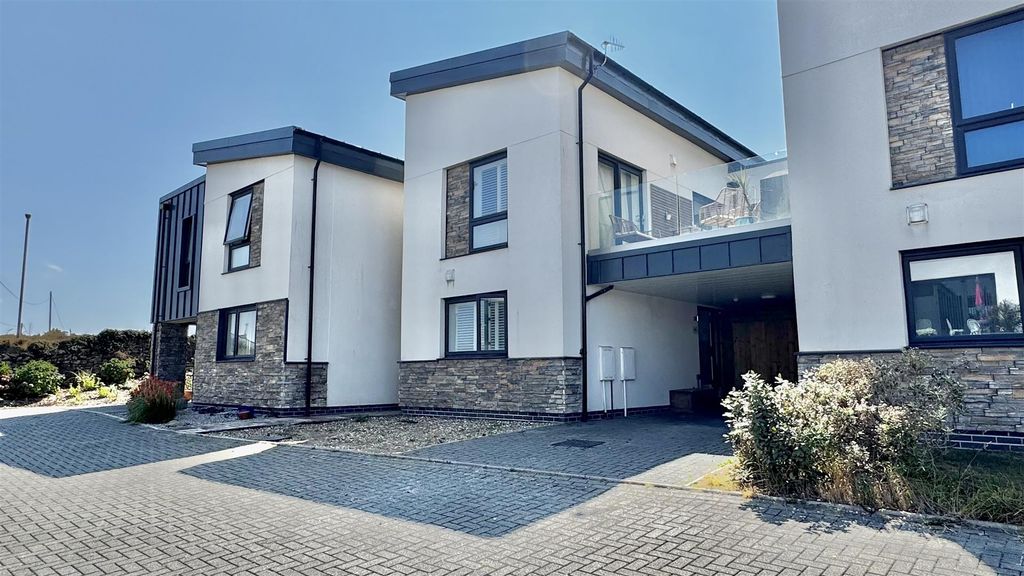 Property photo 1 of 26 6 Chapel Rock Close