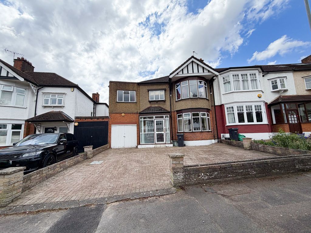 Property photo 1 of 22 Langley Crescent E11