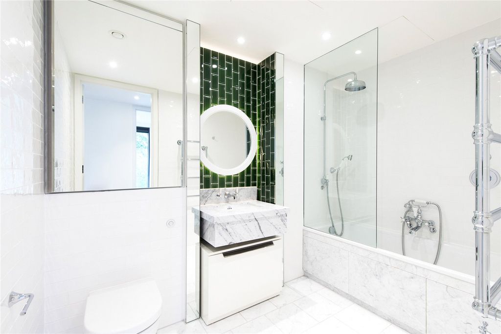 Property photo 2 of 8 Bathroom