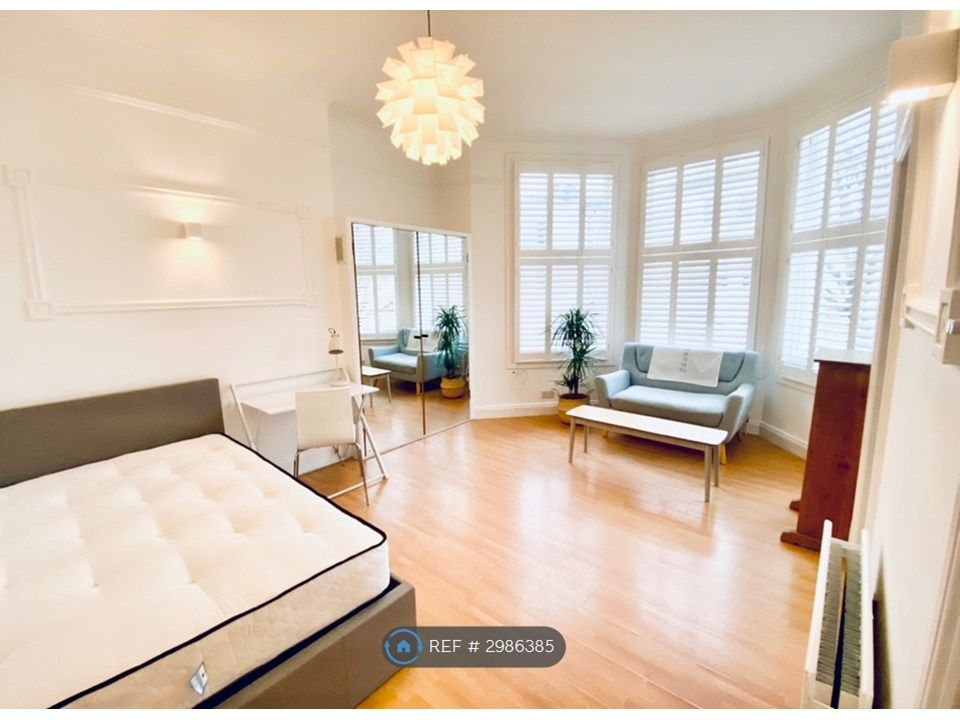 Property photo 1 of 19 Studio Bedroom/Lounge