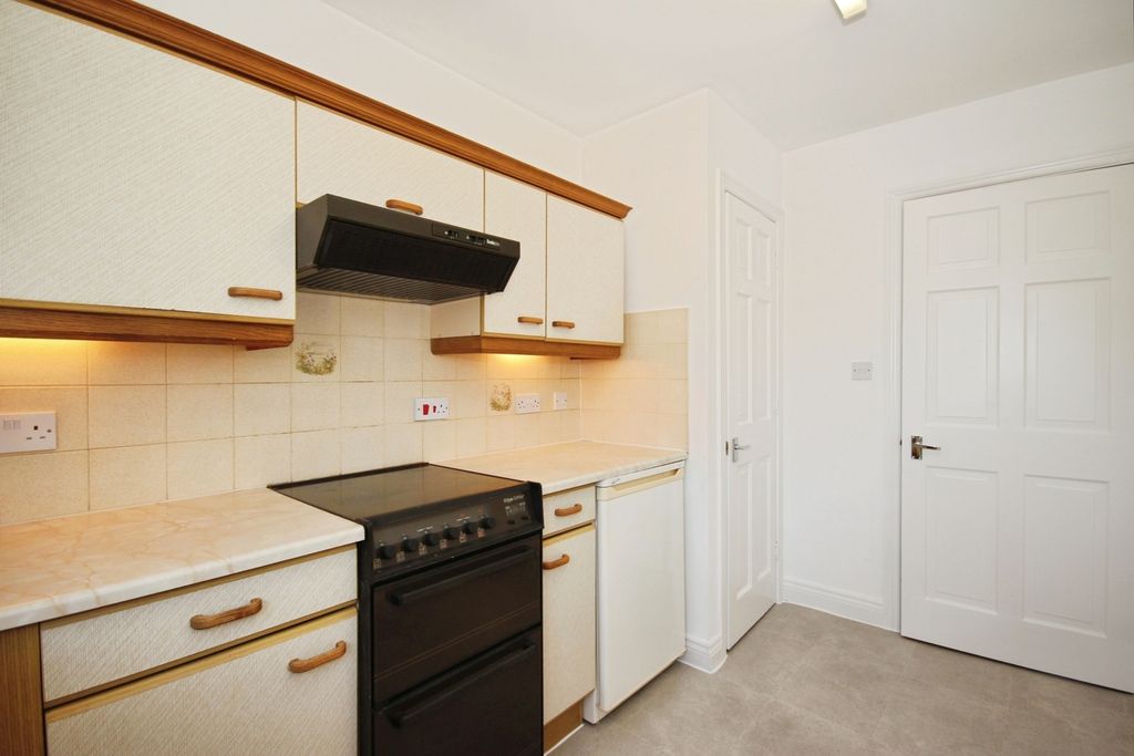 Property photo 3 of 17 Kitchen