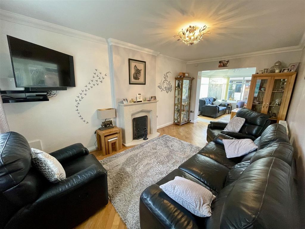 Property photo 3 of 17 Lounge