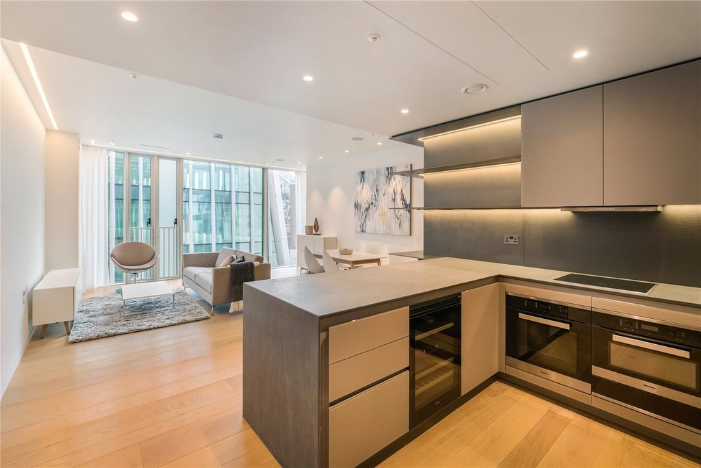 Property photo 2 of 14 Kitchen/Reception
