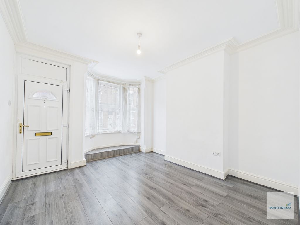 Property photo 3 of 12 Cam03394G0-Pr0387-Still001