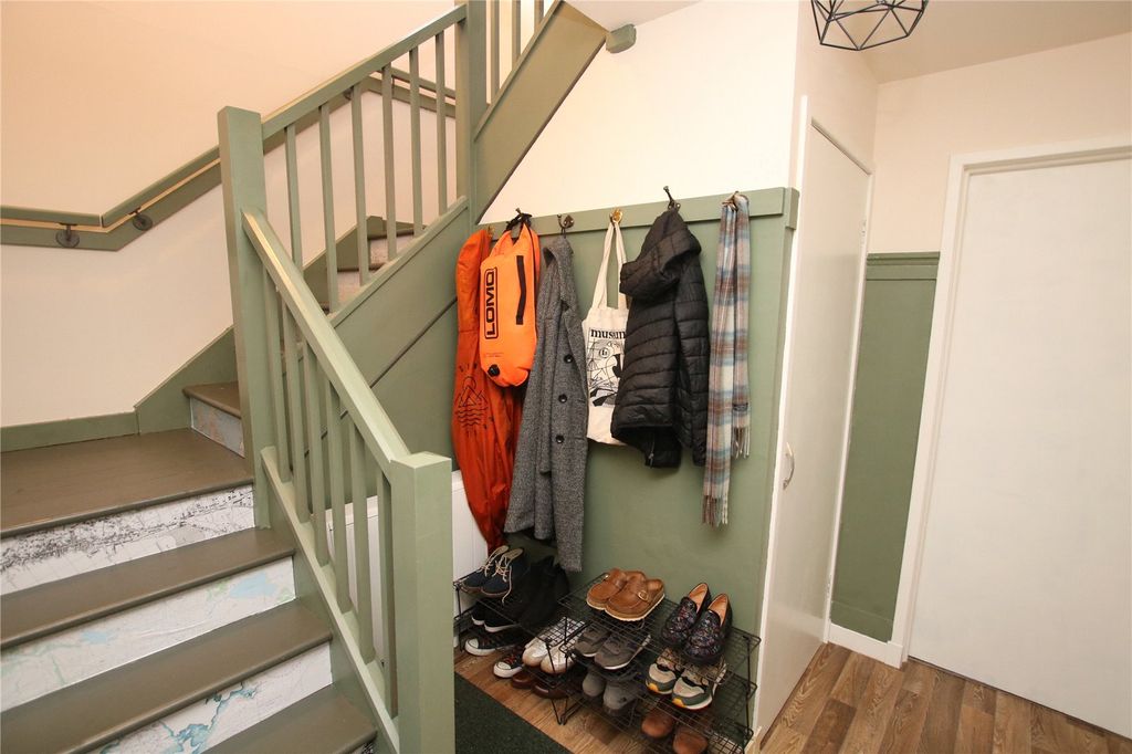 Property photo 3 of 33 Ent Hall (2)