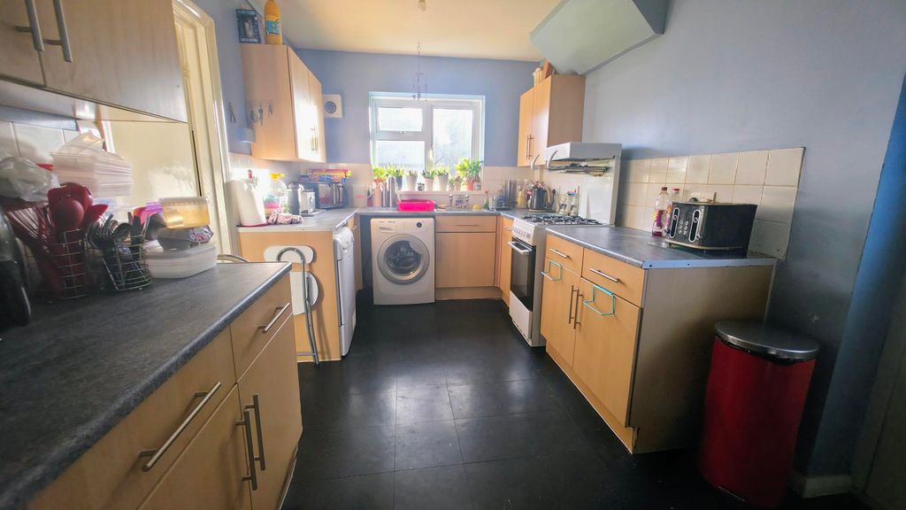 Property photo 3 of 11 Kitchen