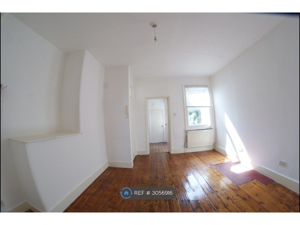 Property photo 3 of 6 Living Room