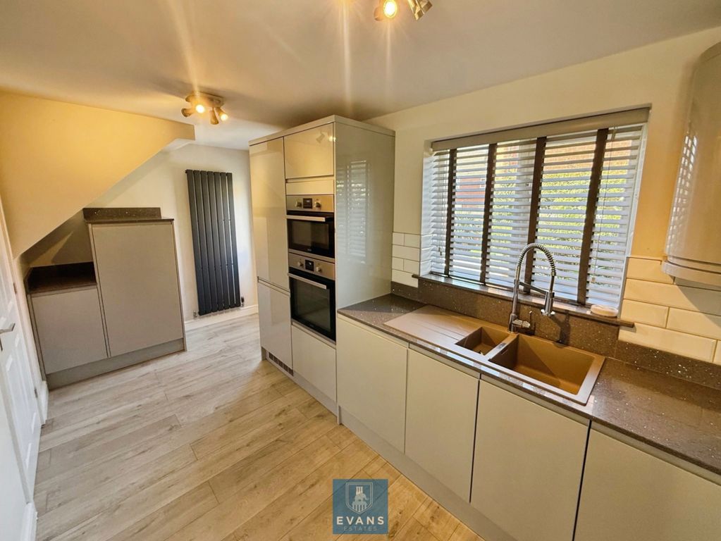 Property photo 3 of 19 Kitchen
