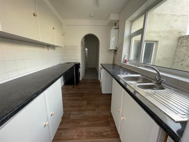 Property photo 3 of 8 Kitchen