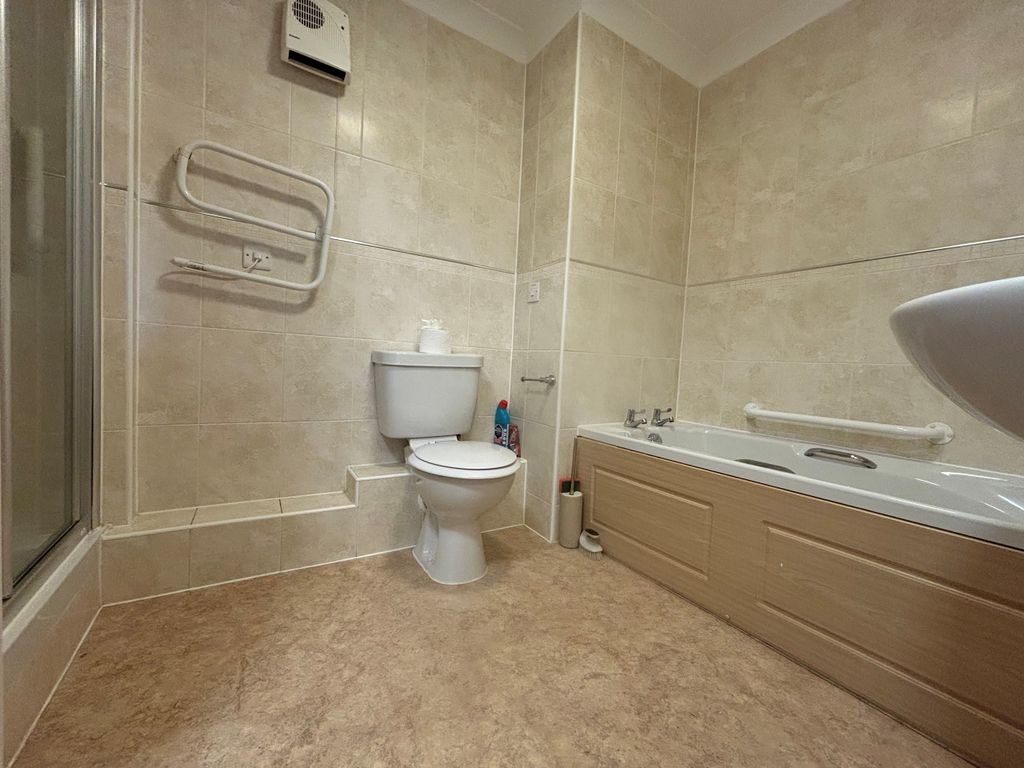 Property photo 3 of 6 Pcbath