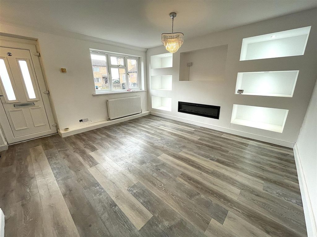 Property photo 3 of 19 Lounge