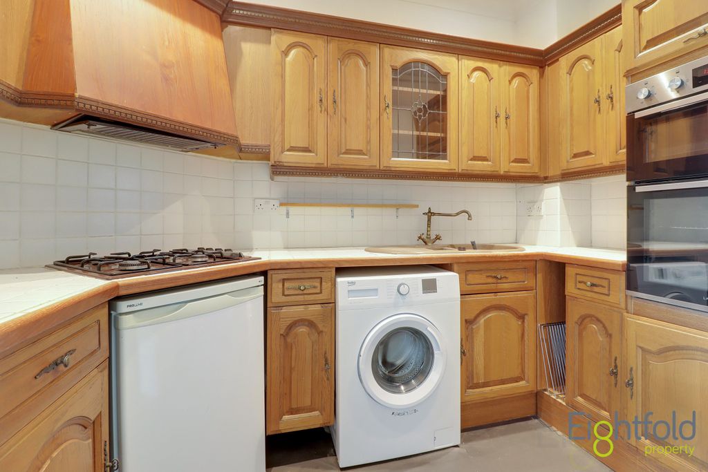 Property photo 3 of 8 Kitchen