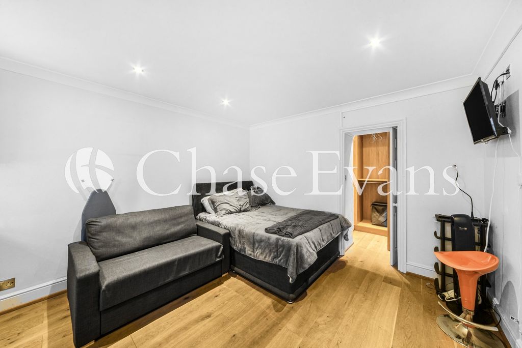 Property photo 2 of 7 Living/Sleeping