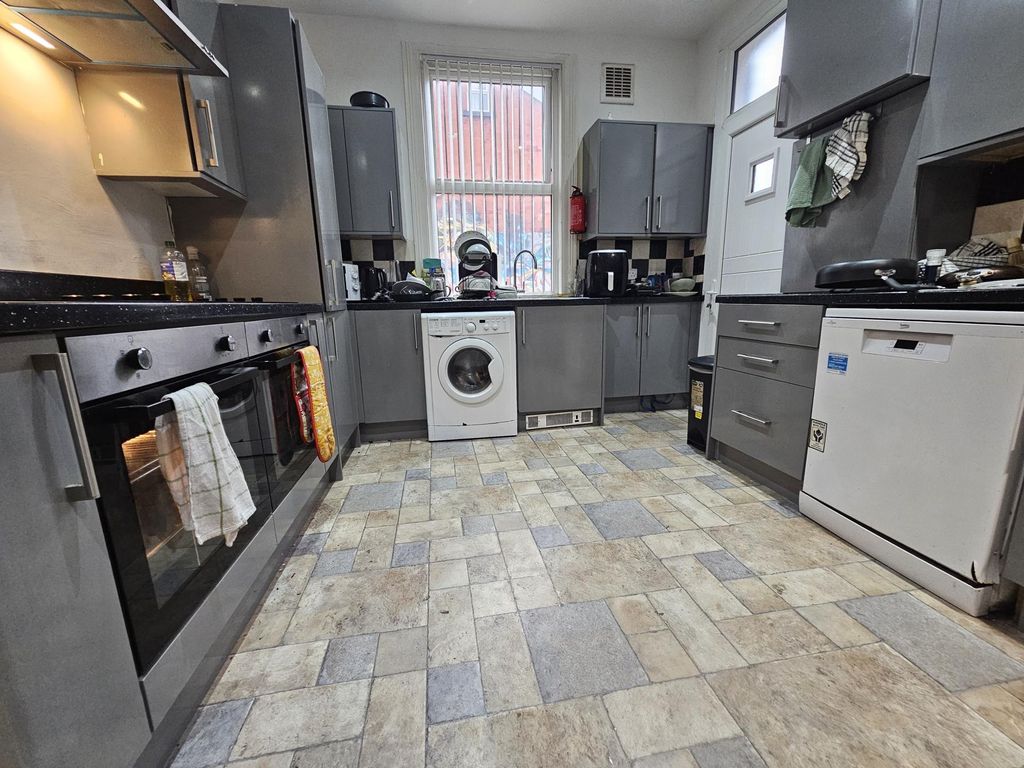 Property photo 3 of 22 A Spacious And Well-Maintained Kitchen With Modern...