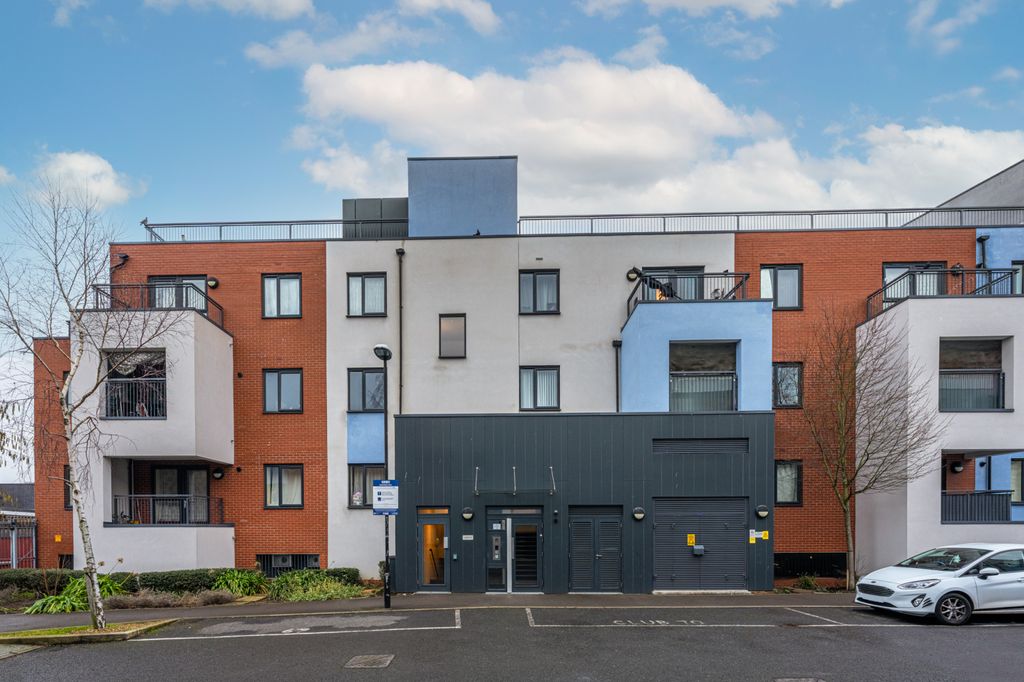 Property photo 1 of 10 One Bedroom Flat For Sa;Et In Southall