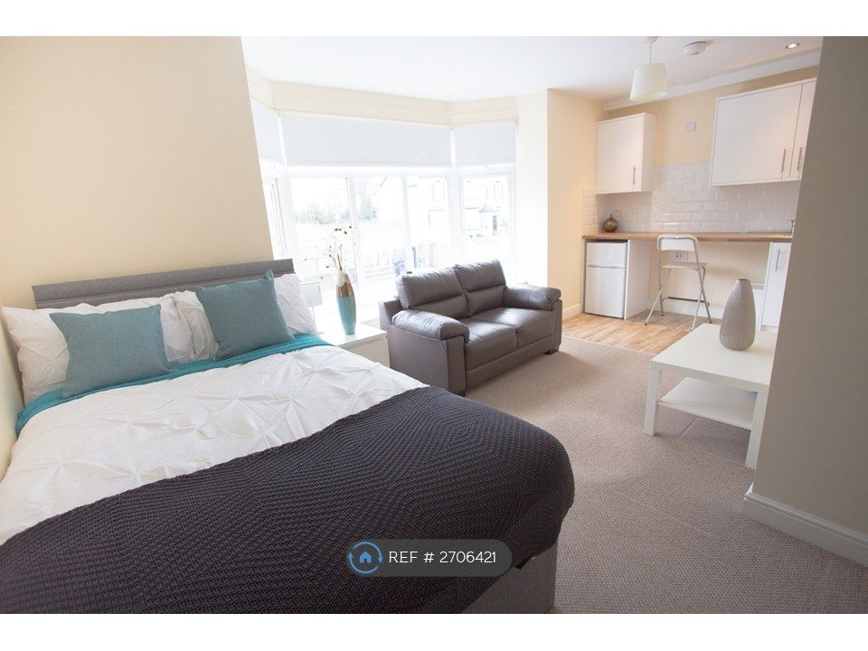 Property photo 1 of 12 Spacious Room With En-Suite And Food Prep Area