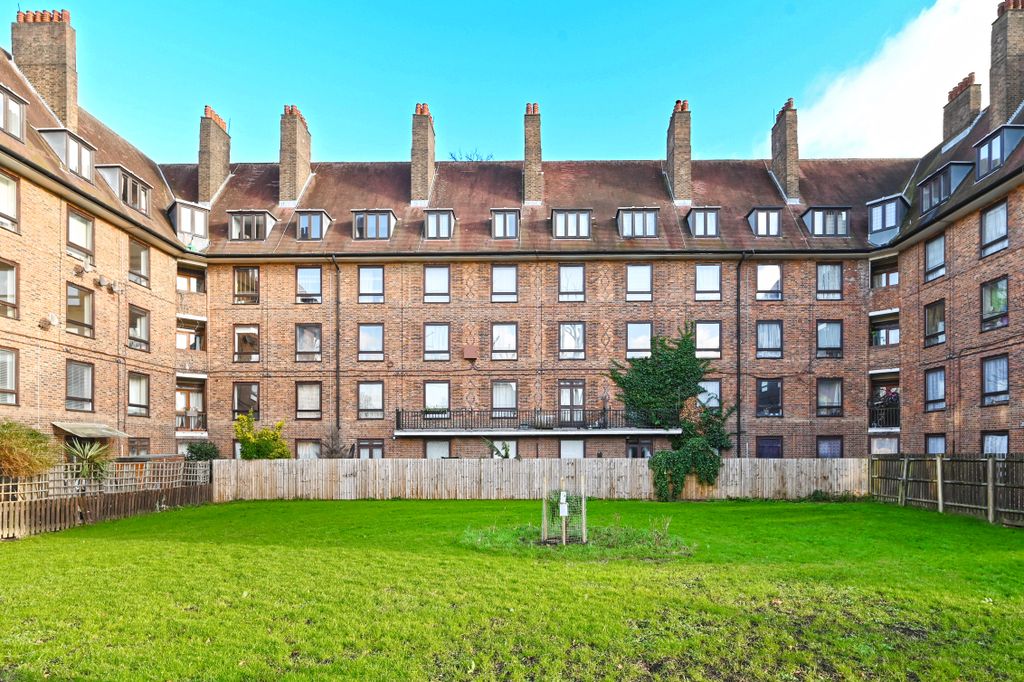 Property photo 1 of 8 30-Banbury-House (8)