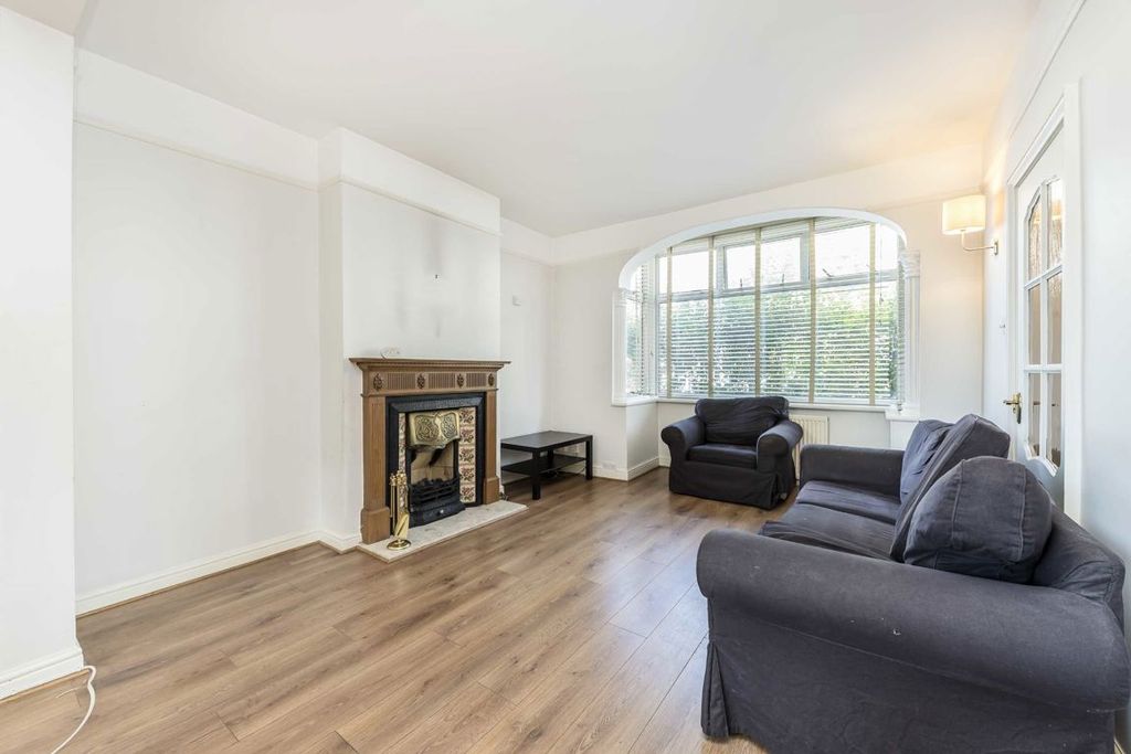 Property photo 2 of 8
