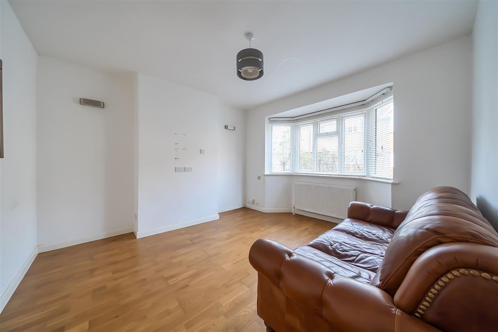 Property photo 3 of 8 1-69B8335E38F11-1429361-1-69B803887Ad4A-1.Jpg