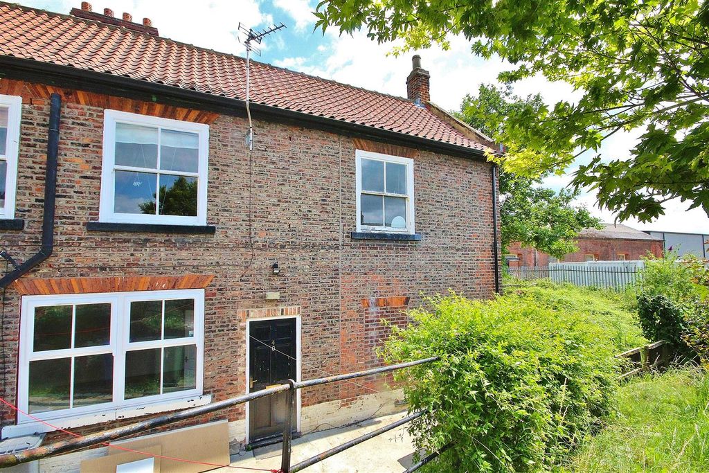 Property photo 1 of 8 Front External