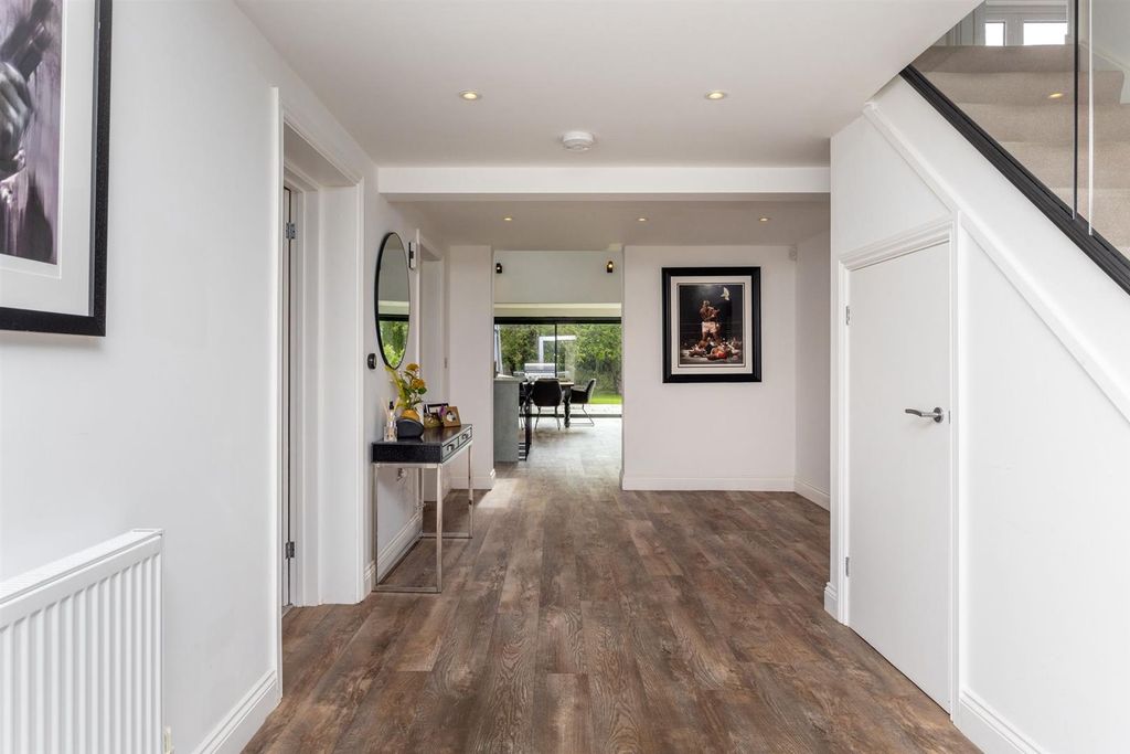 Property photo 3 of 32 Loughton Lane