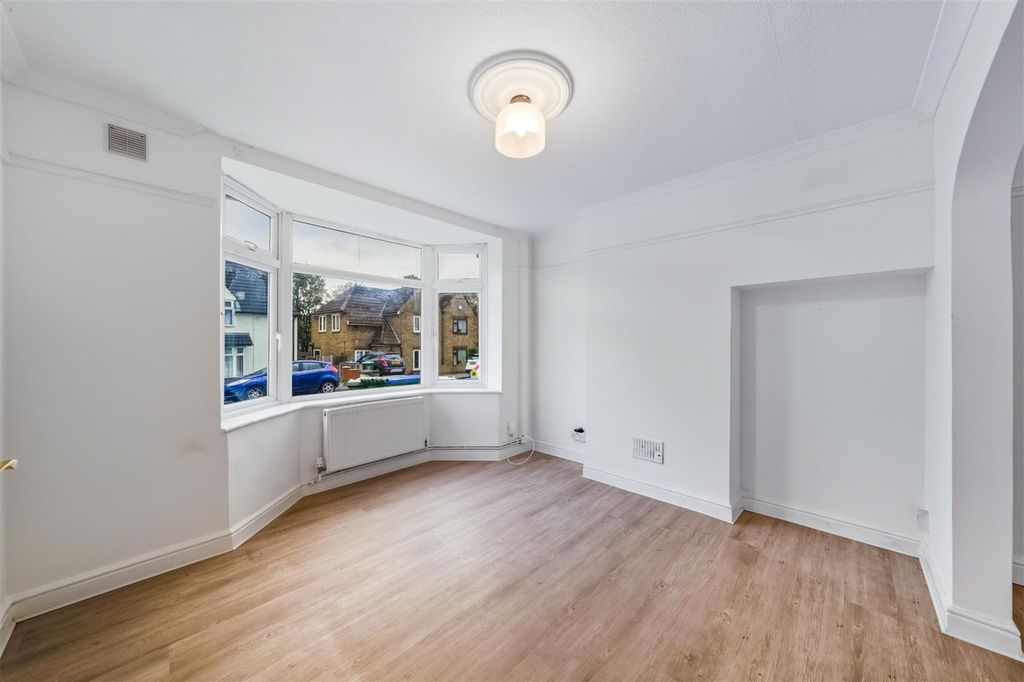 Property photo 3 of 18 Lounge